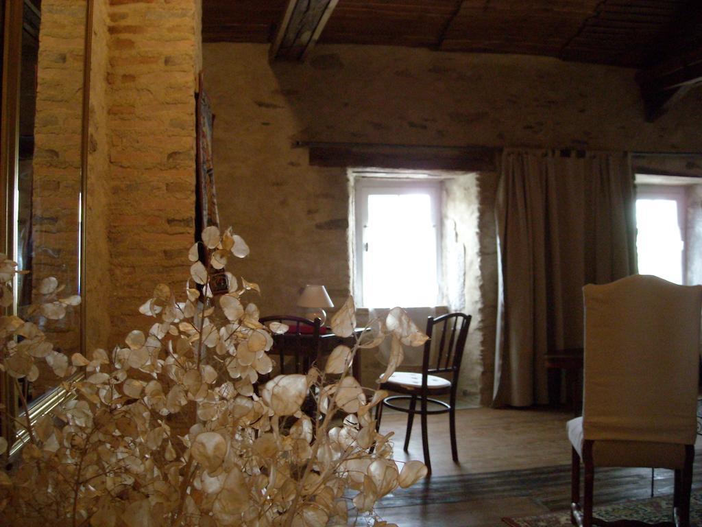 Bed and Breakfast La Tour des Laudes à Breuil-Barret Chambre photo
