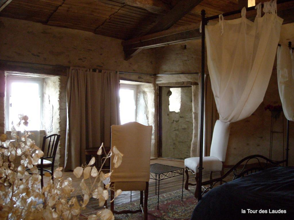 Bed and Breakfast La Tour des Laudes à Breuil-Barret Extérieur photo