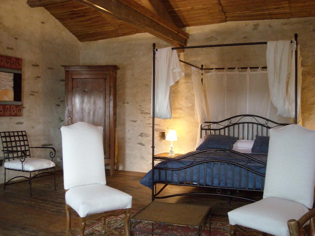 Bed and Breakfast La Tour des Laudes à Breuil-Barret Extérieur photo