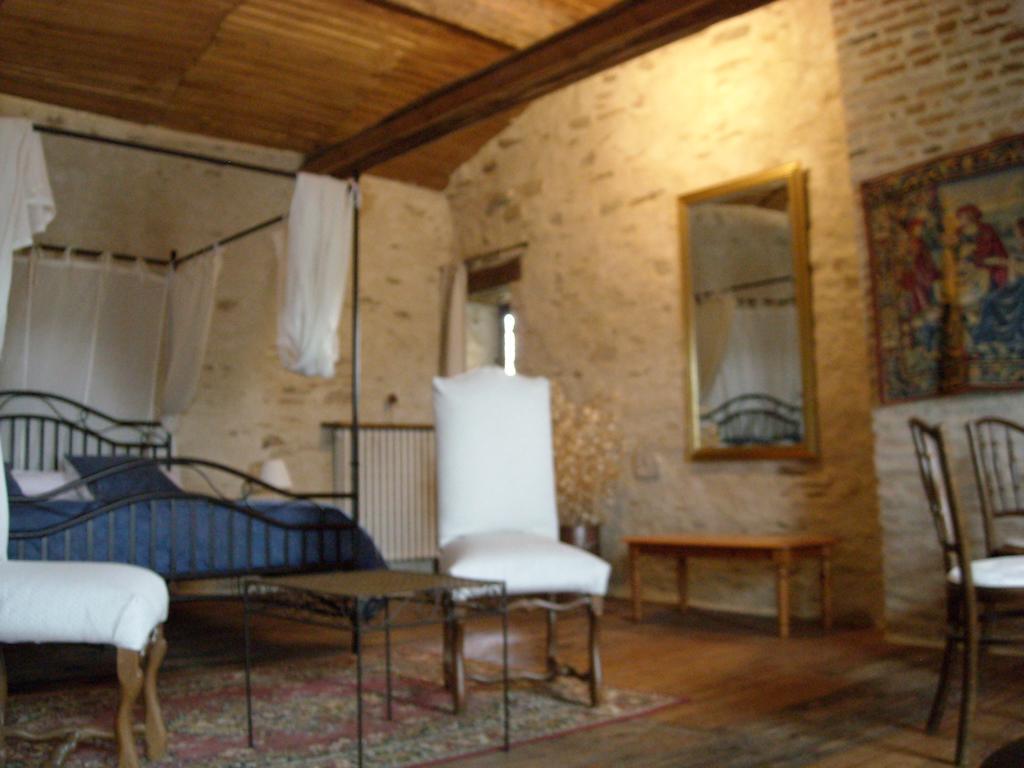 Bed and Breakfast La Tour des Laudes à Breuil-Barret Chambre photo