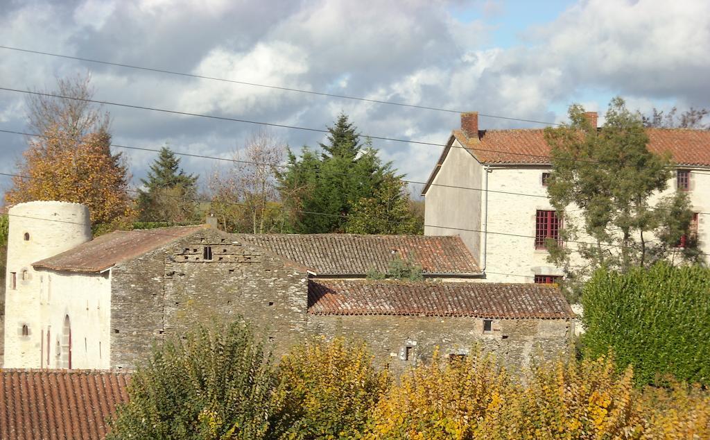 Bed and Breakfast La Tour des Laudes à Breuil-Barret Extérieur photo