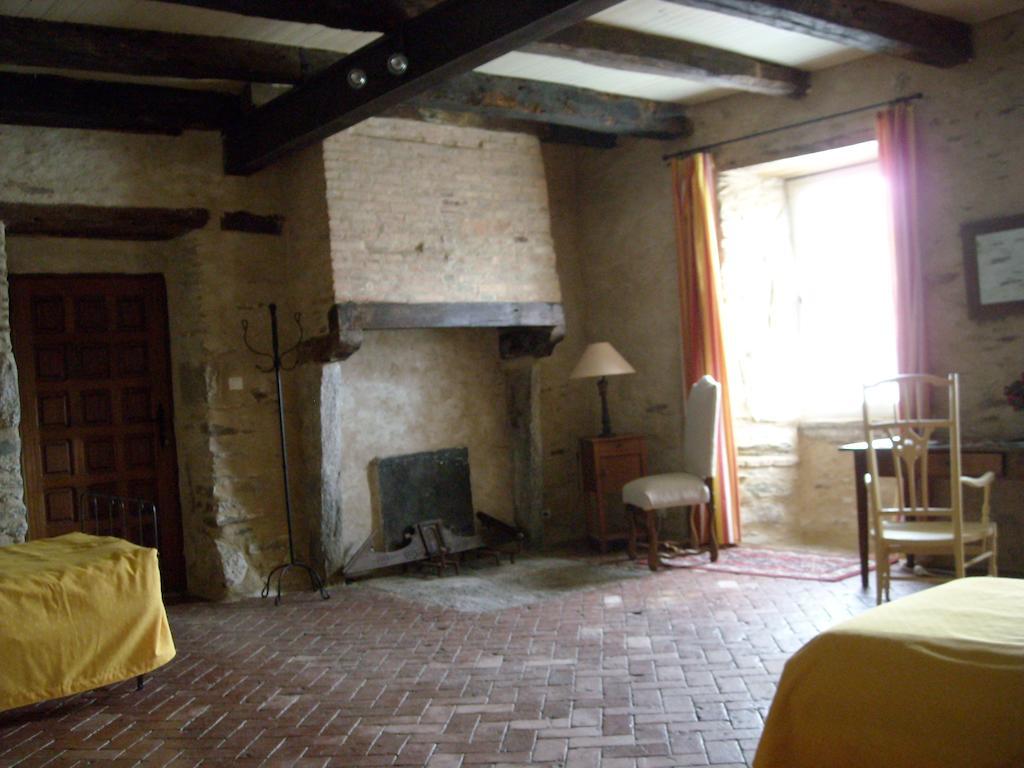 Bed and Breakfast La Tour des Laudes à Breuil-Barret Chambre photo