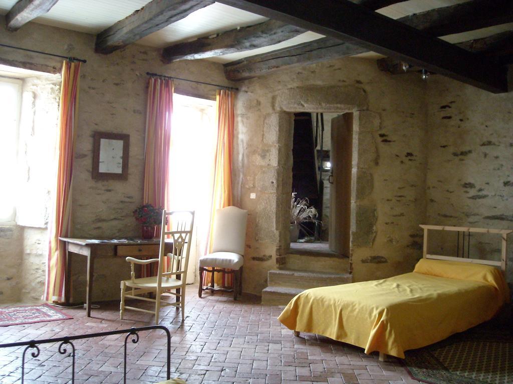 Bed and Breakfast La Tour des Laudes à Breuil-Barret Chambre photo